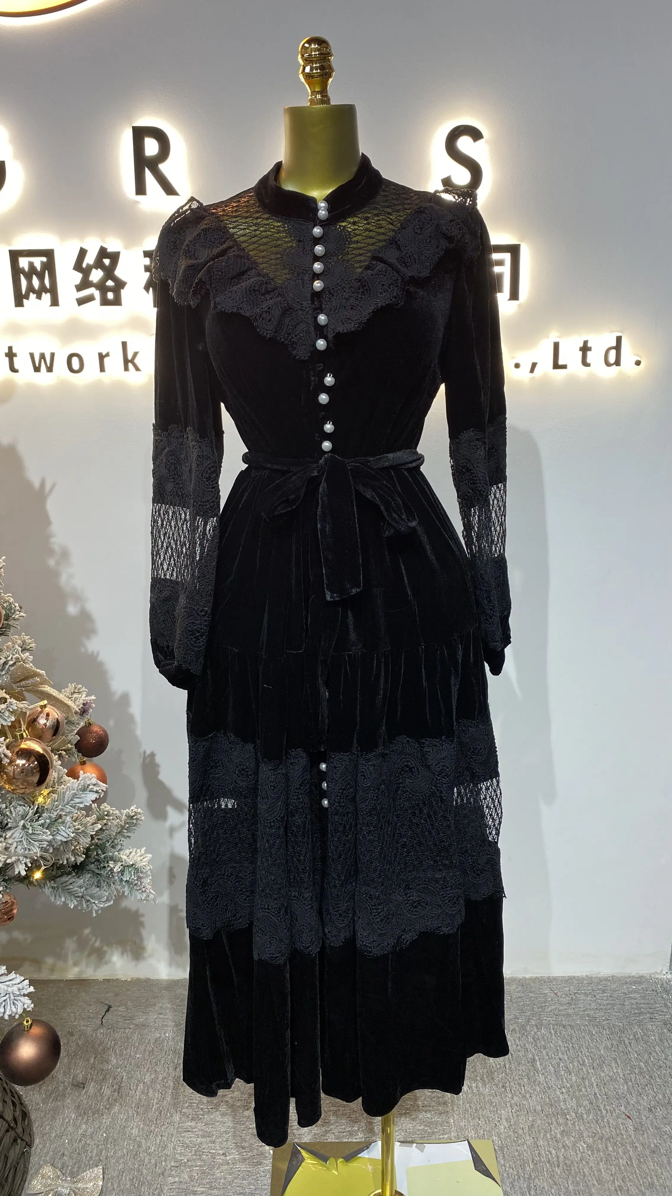 

Elegant autumn and winter new lace lace hollow dress stand collar puff sleeves single-breasted velvet dress-GZMM090
