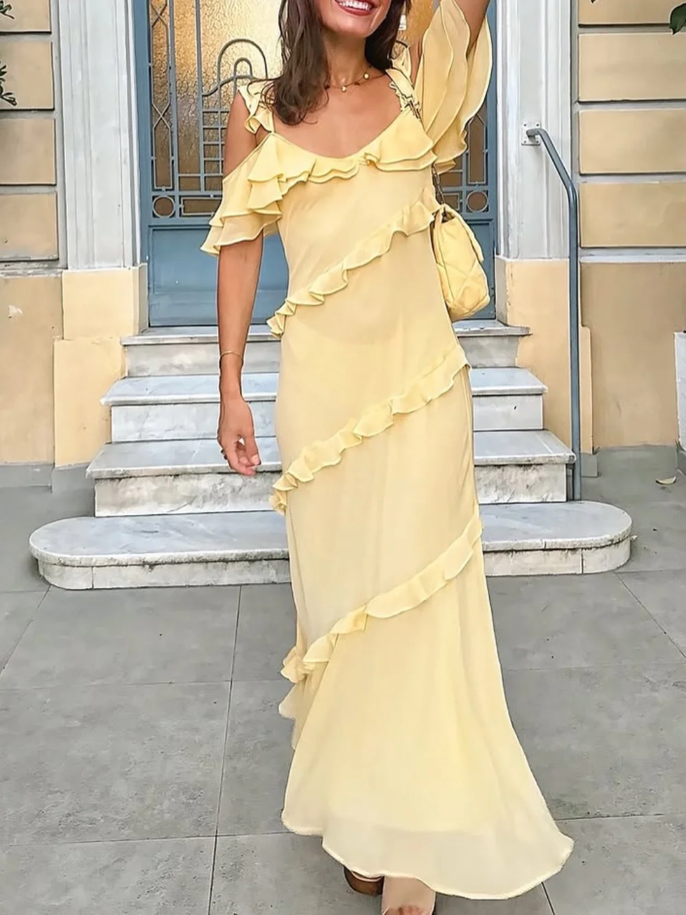 เดรสยาวทรงตรงผ้าชีฟองสีเหลืองแบบเซ็กซี่และชิคสำหรับผู้หญิง ดีไซน์ระบายหลายชั้น แฟชั่นฤดูใบไม้ร่วงปี 2025 เหมาะสำหรับงานปาร์ตี้กลางคืนและงานเลี้ยง