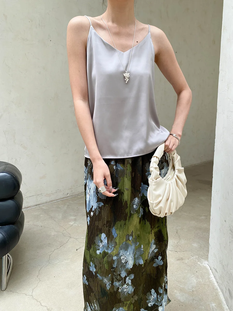 Sommerliches Damen-Casual-Top in Uni-Farbe, V-Ausschnitt, Satin-Camisole, sowohl für drinnen als auch draußen tragbar. – Detail 5