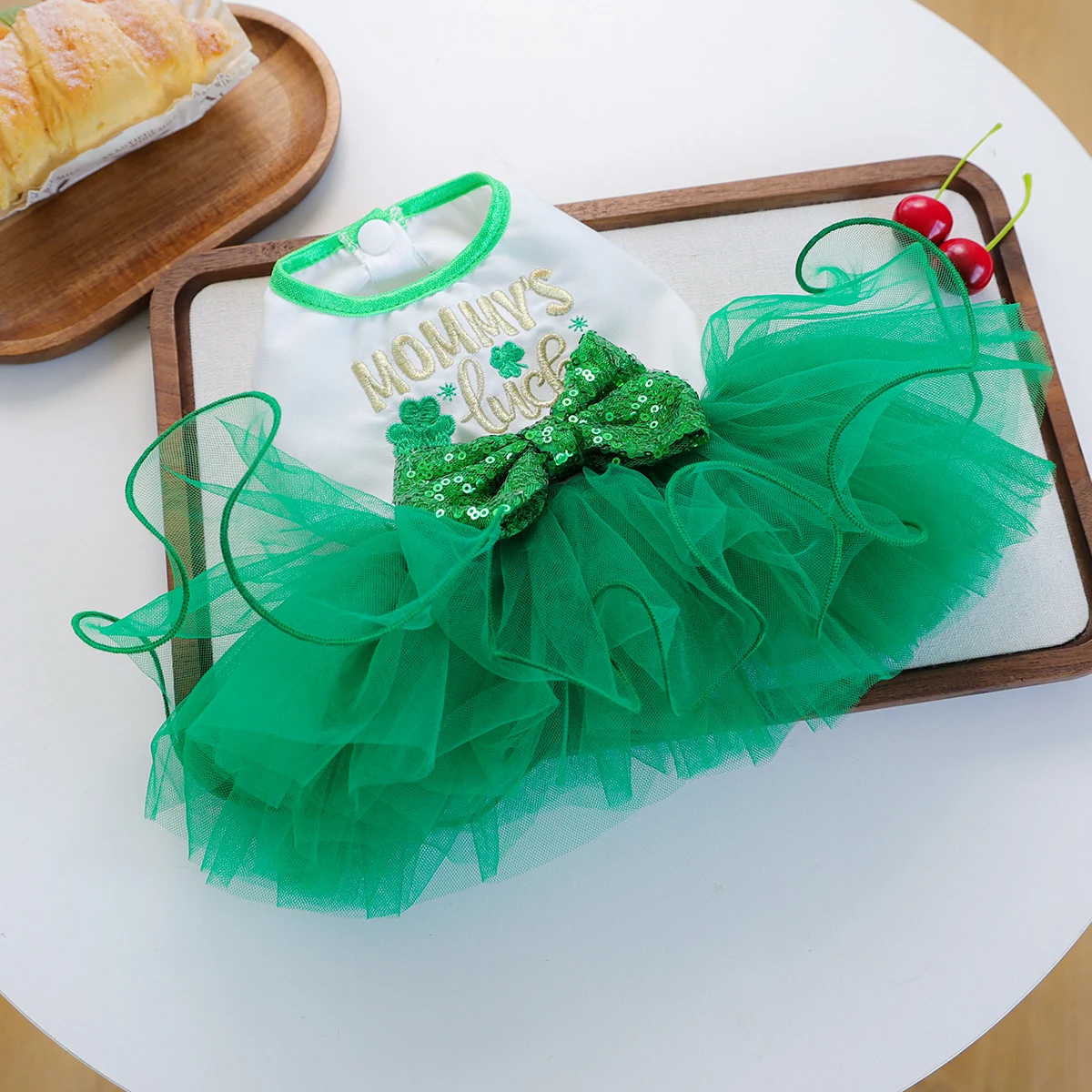 „Mommy's Lucky Charm“ Haustier-Tutu-Kleid, grüner Tüll mit Pailletten-Schleife und Kleeblatt-Stickerei, zweibeiniges Prinzessinnenkleid für kleine Hunde und Katzen