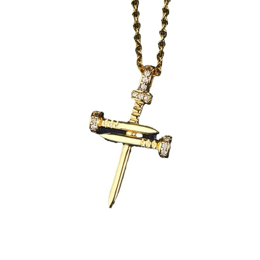 Простое ожерелье с подвеской в виде ногтей на ключице, инкрустированное медью и цирконом.