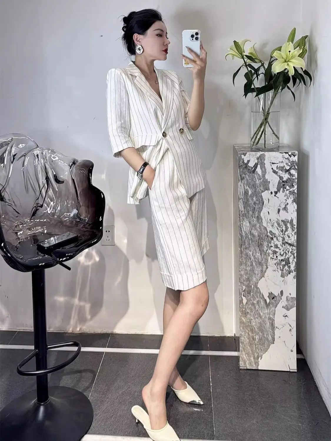 

Модный женский летний полосатый костюм: свободный комплект из двух предметов с коротким рукавом и брюками средней длины для офиса и повседневной носки