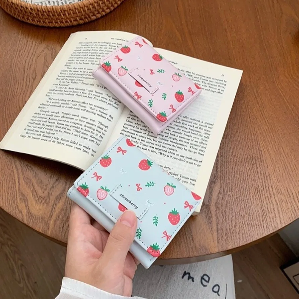 Portafoglio tri-fold alla moda con stampa di fragole Portafoglio in pelle PU con fiocco Porta carte pieghevole multi-slot quotidiano