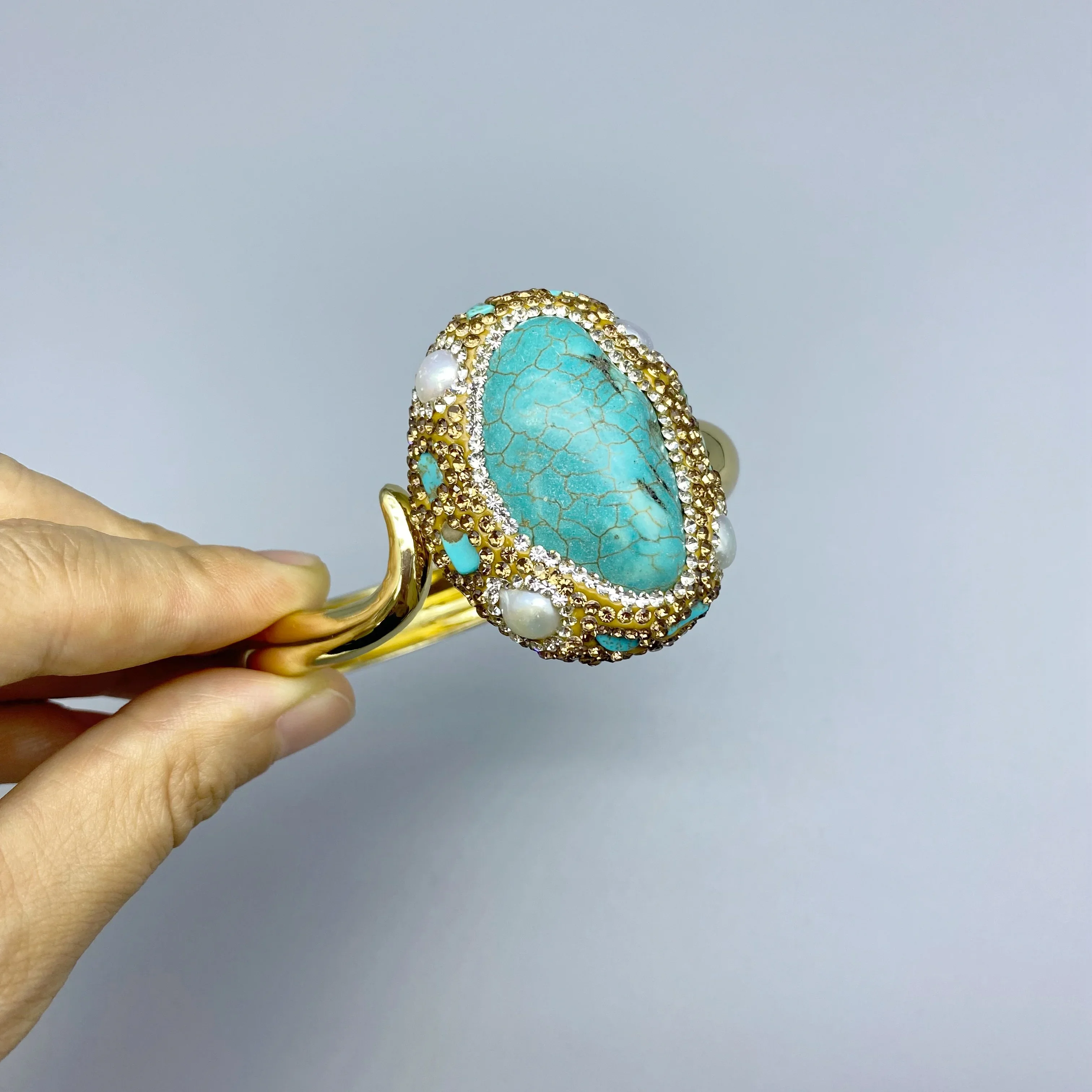 Neuer handgemachter unregelmäßiger roher Türkis eingelegter Süßwasserperlen-Manschettenarmreif Barockkristall Statement Lucky Success Stone Schmuck