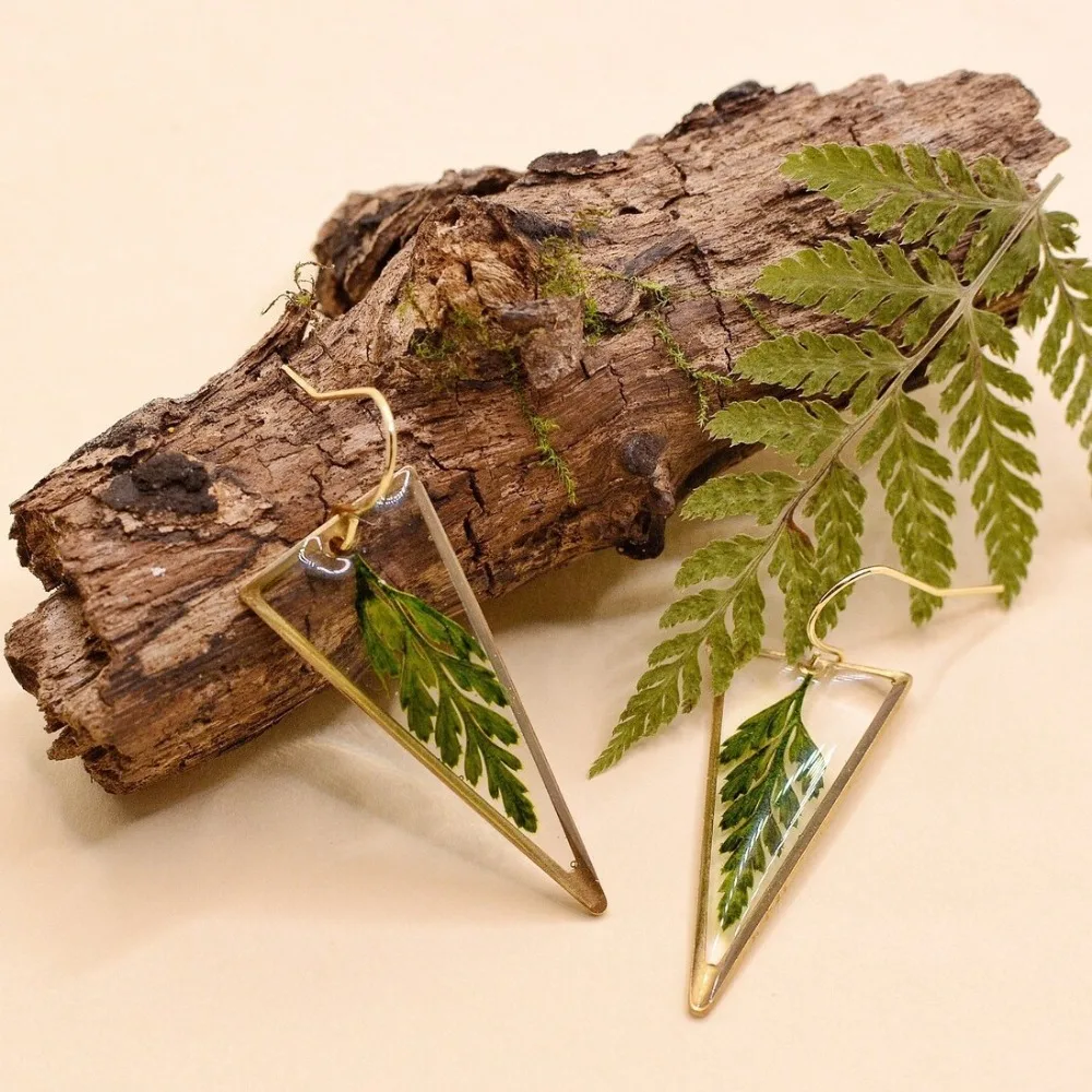 Tempérament créatif géométrique triangulaire résine époxy feuilles résine plante fleurs éternelles boucles d'oreilles pour femmes bijoux
