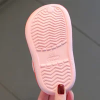 Sandales d'été pour filles, garçons et bébés, sandales plates à talon plat, pantoufles douces à motifs de dessins animés, chaussures de jardin pour enfants 4