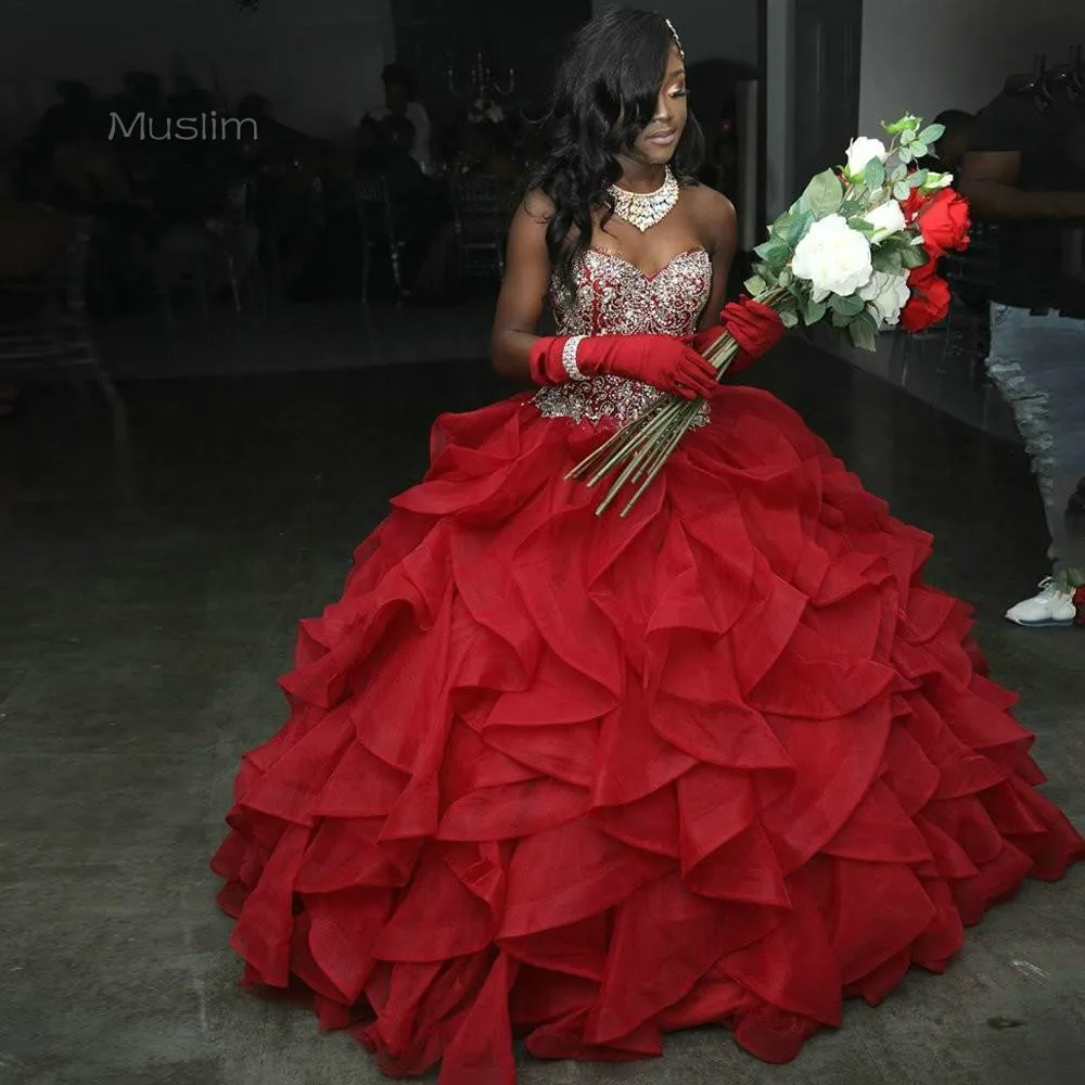 الأفريقي الأسود بنات الأحمر فستاين سهرة/فساتين الحفلات فساتين Quinceanera الكشكشة الأورجانزا كريستال مطرز حمالة ضمادة الحلو 16 فستان فستان حفلات