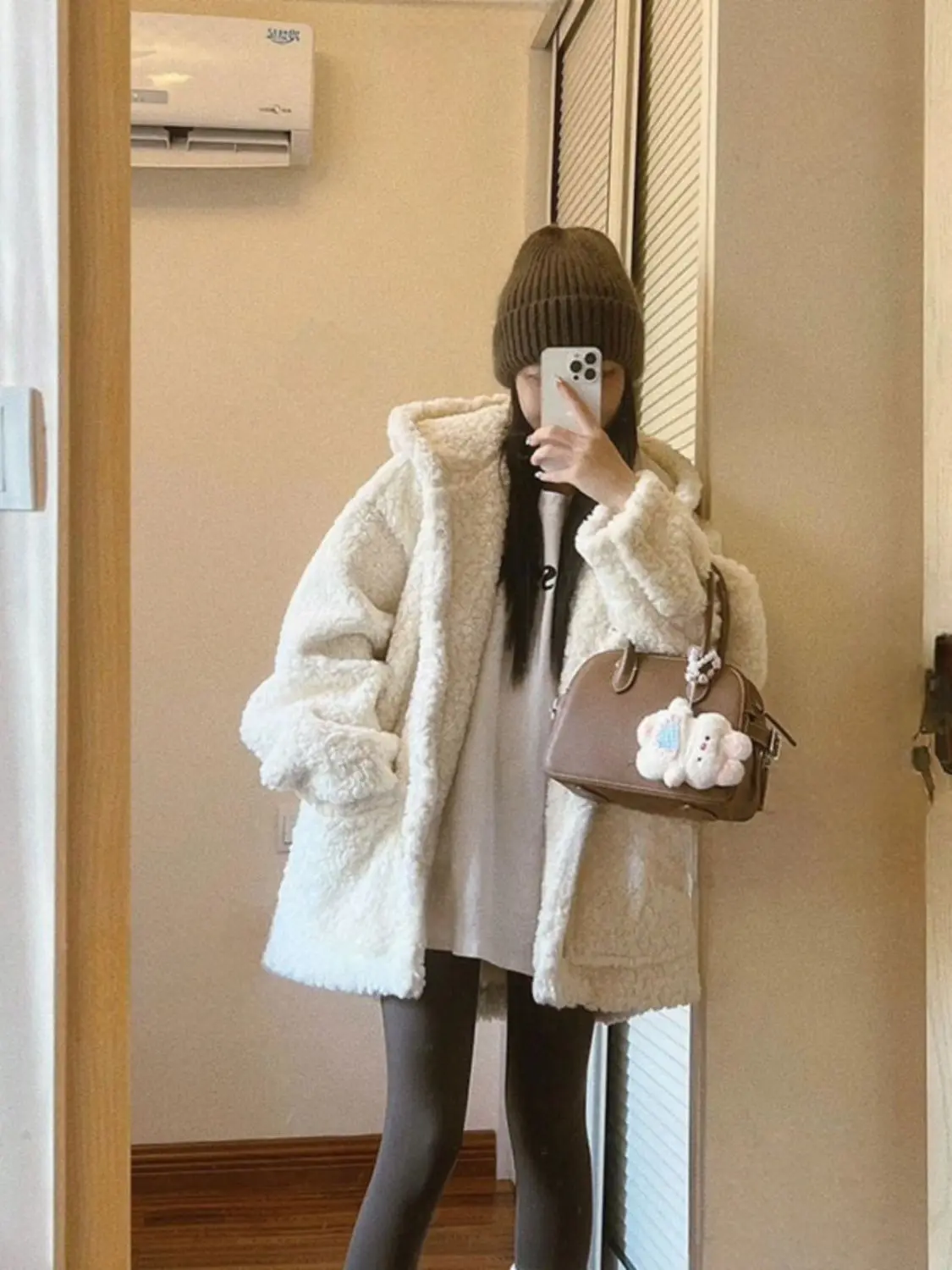 Veste en laine d'agneau pour femme, couleur chameau, style de vie actif, mouvement énergique, mouvement dynamique, activité vigoureuse, Action animée Ins