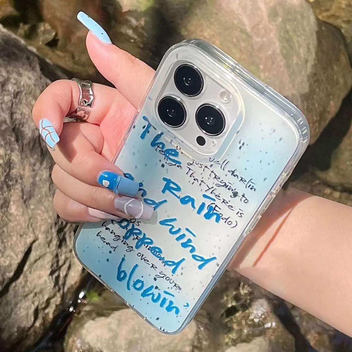 Capa de Celular Simples Azul com Gradiente e Bolinhas de Letras em Inglês para iPhone 17 AIR 16 15 14 13 12 11 PRO MAX PLUS, Capa Protetora contra Poeira