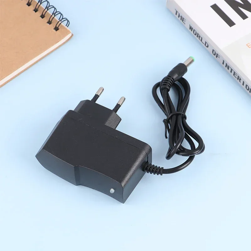 Caricabatterie universale per livello laser 3D/4D Batteria al litio Spina UE Adattatore di alimentazione CA Accessorio livello laser