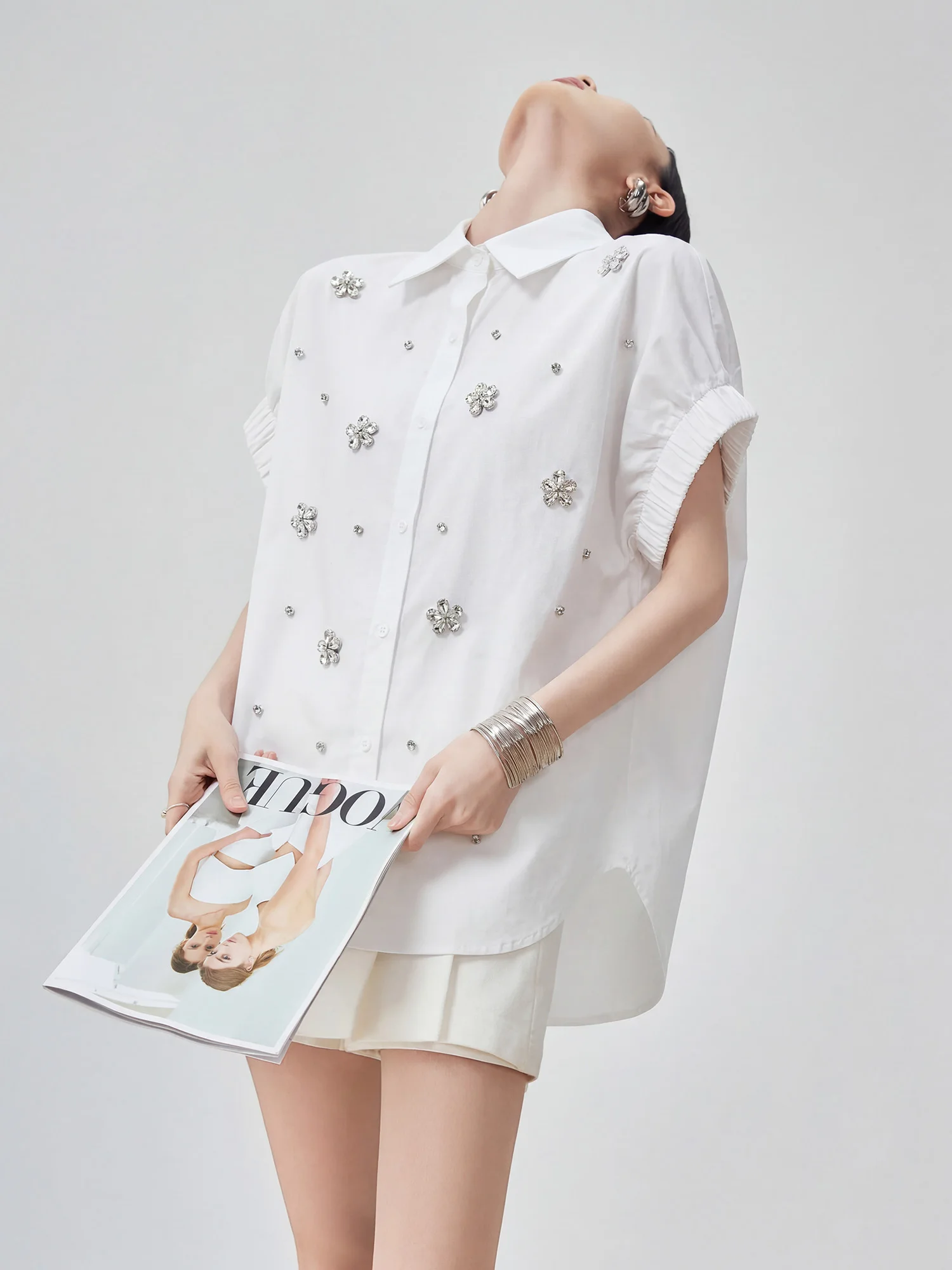 

Блузка в французском стиле свободного кроя с коротким рукавом, с обильной вышивкой бисером, отложным воротником, приталенная, белая, для женщин, подходит для повседневной носки