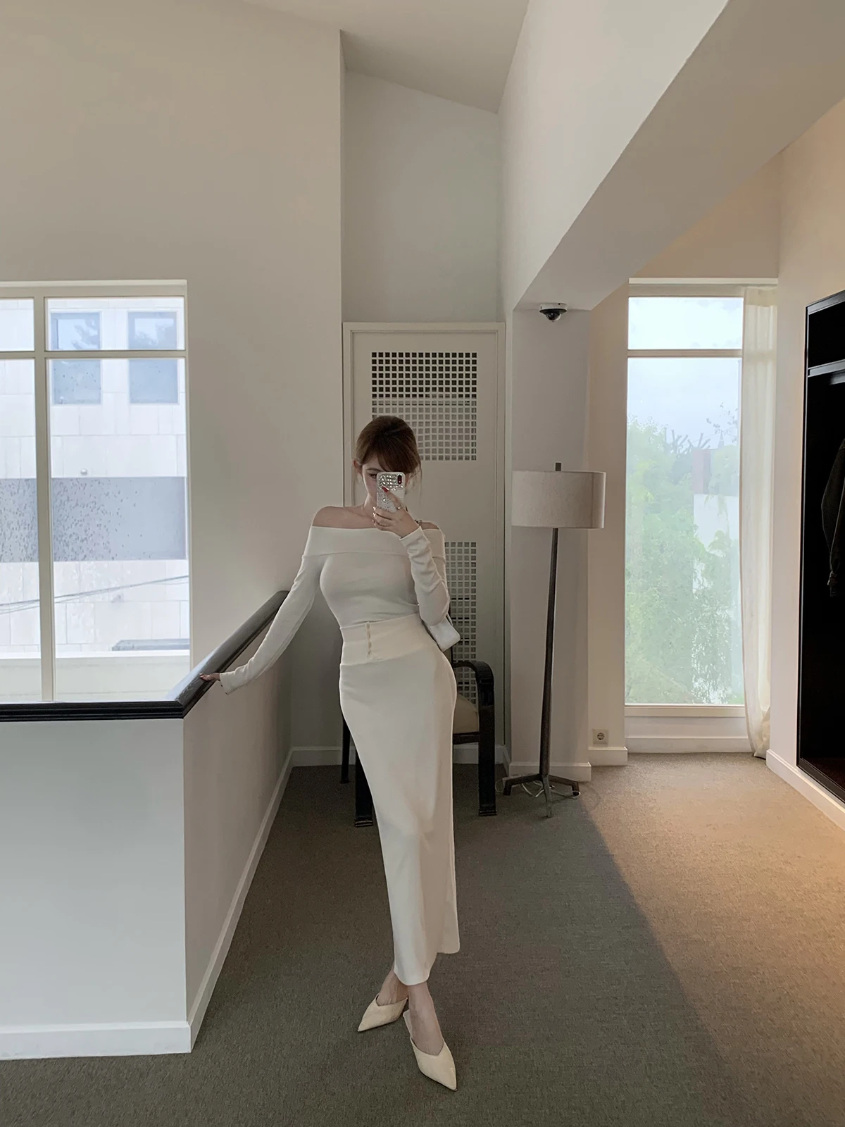 

Удобный вязаный комплект: мягкий, нежный топ на одно плечо и универсальная длинная юбка. Модный вариант для повседневной носки. Осенняя коллекция.