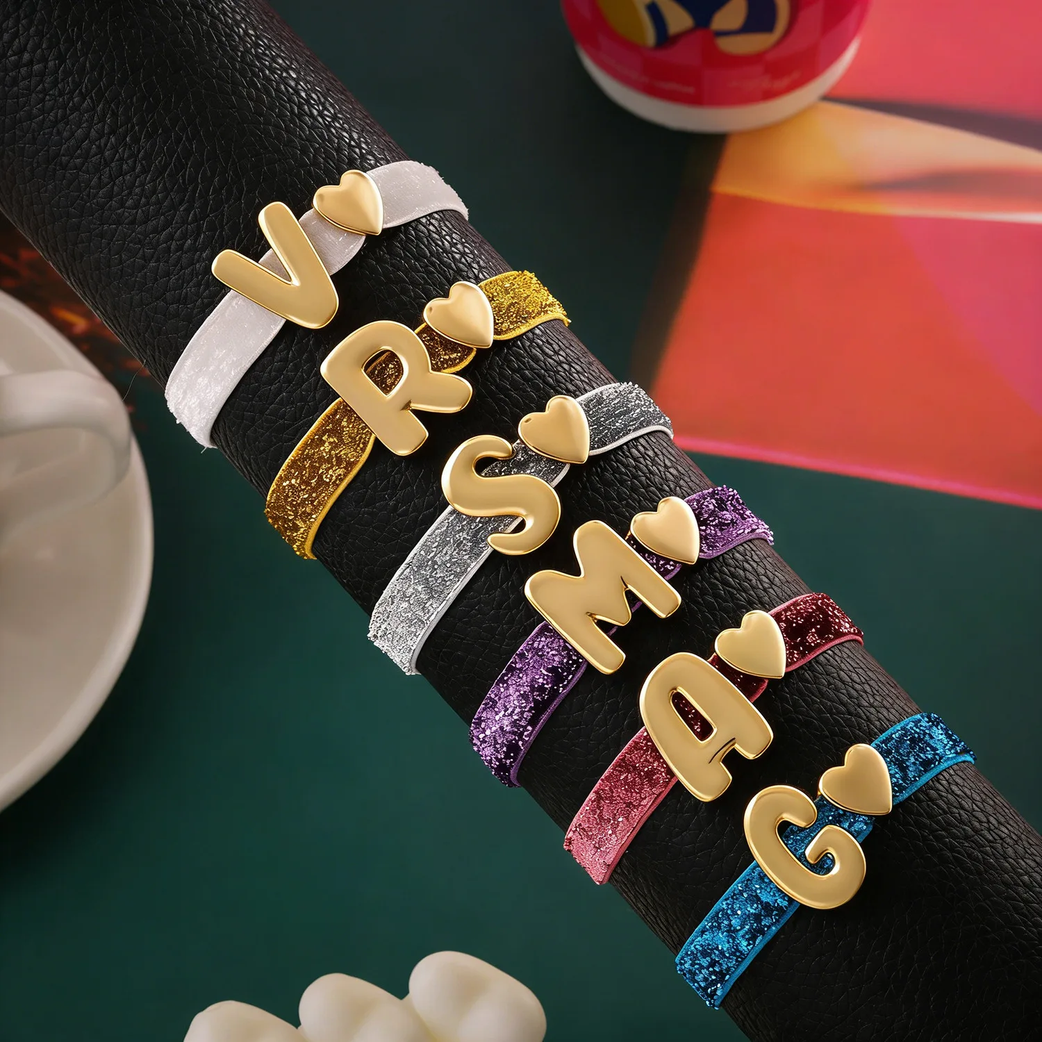 Initialen-Herzanhänger Seidenschal-Armbänder für Frauen Buchstaben Glückszahlen Elastisches Band-Armband Freundschafts- und Paar-Schmuck – Detail 1