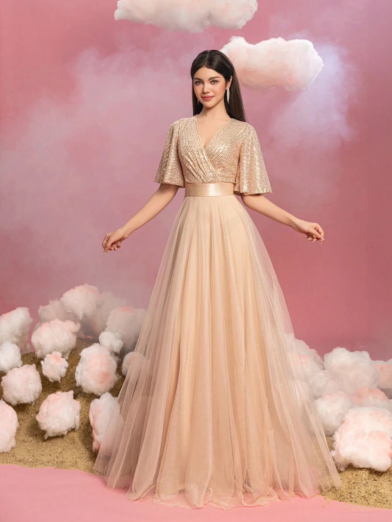 

Элегантное вечернее платье с пайетками, рукавами-крылышками и пышным тюлевым подолом А-силуэта