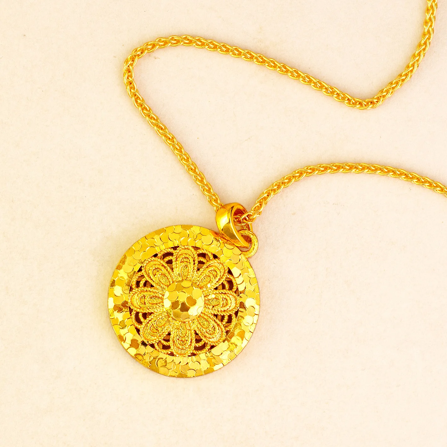 Hollowed-out ice crystal flower plate pendant for women, with a retro and sophisticated style. 9999gold