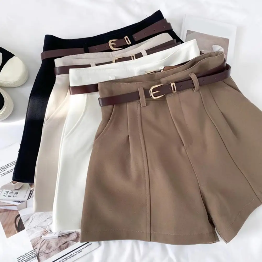 Женские шорты для костюма. Стильные женские шорты с высокой талией и карманами на молнии. Универсальная летняя мода для повседневной женской одежды.