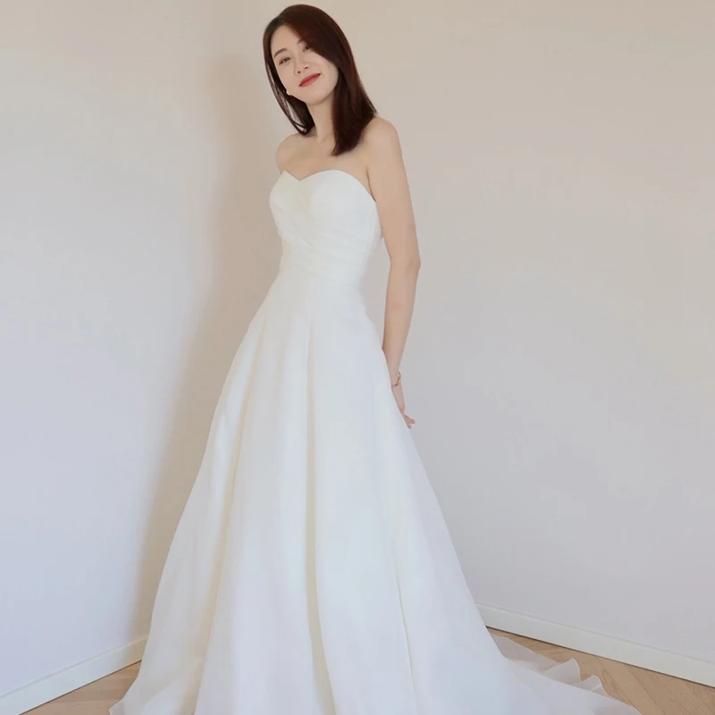 Simple strapless light wedding dress2026New satin French-style small train bridal gown for wedding, elegant for travel photograp