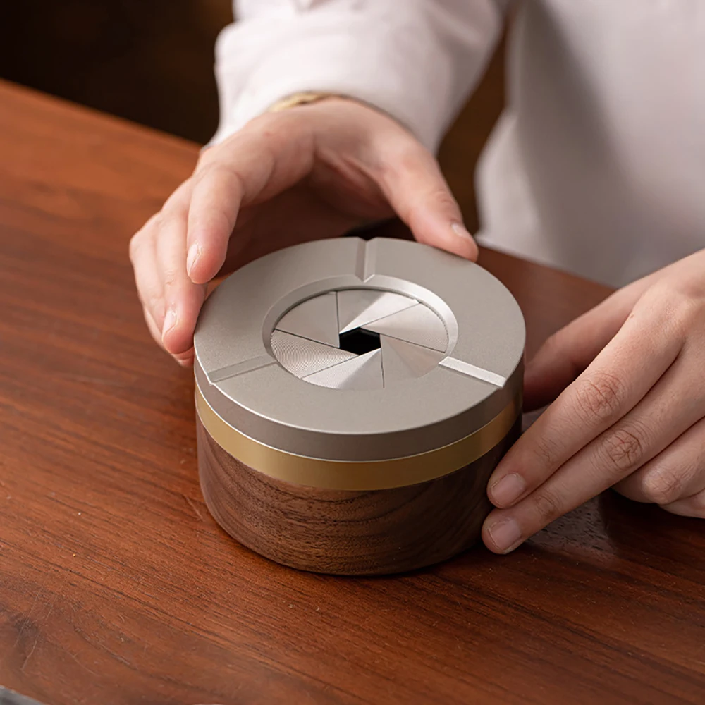 Premium Walnut Alloy Ashtray Creative Rotating Design Delicate Smoking Accessories Exquisite Desk Decor Unique Present for Male