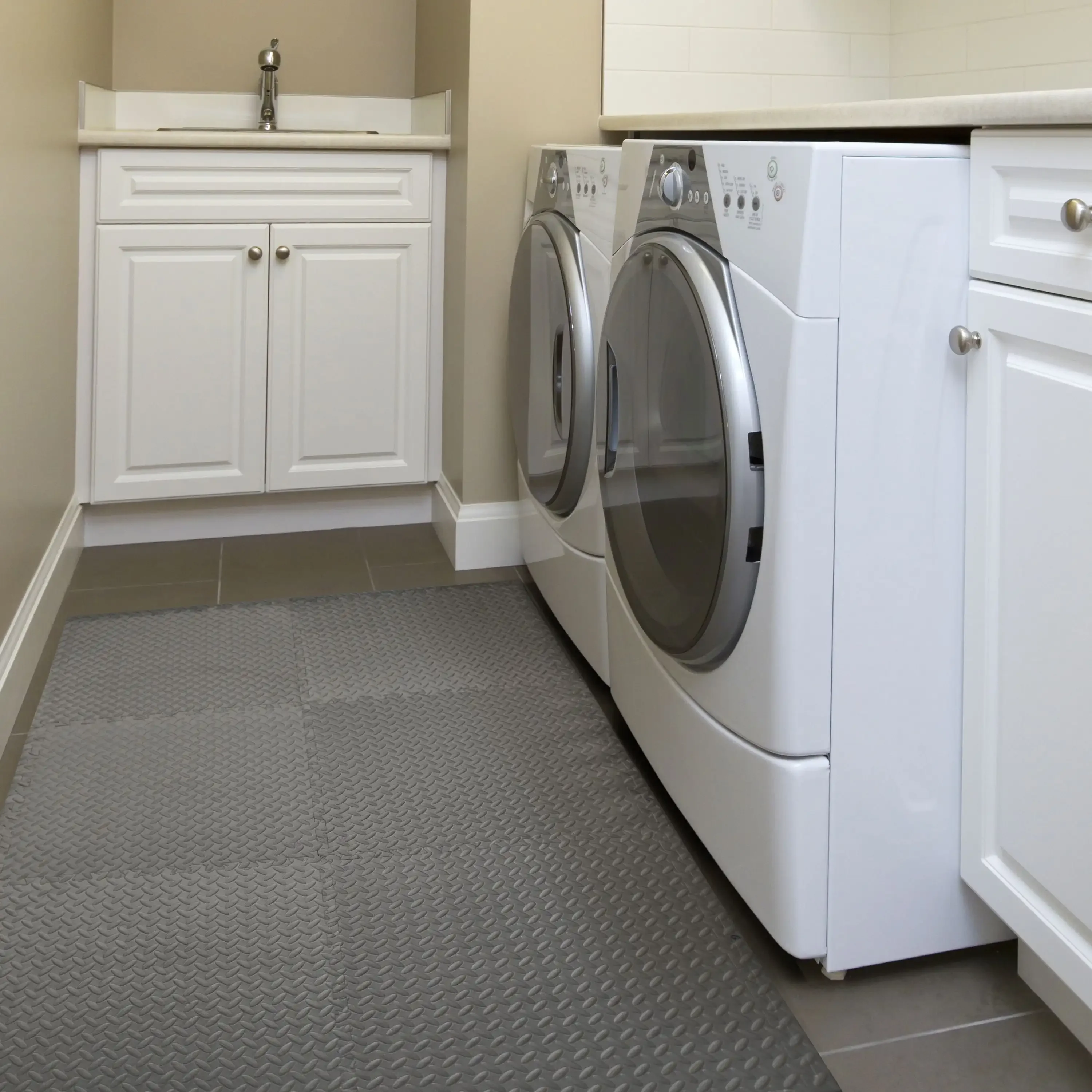 سجادات أرضية متشابكة من الفوم الرمادي مقاس 22.3 × 22.3 بوصة، سطح غير قابل للانزلاق، 6 قطع