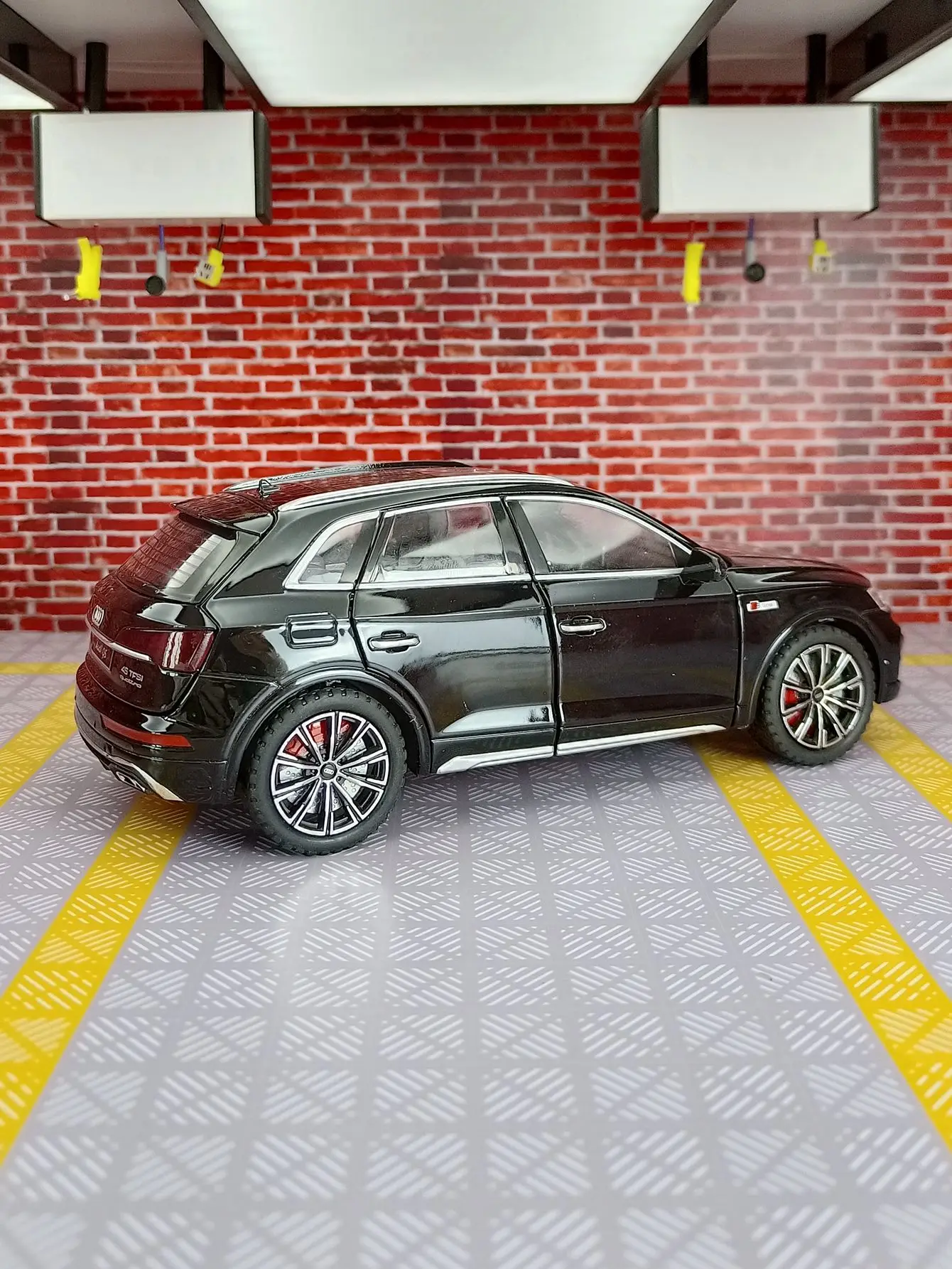 AUDI Q5-Modèle de voiture SUV tout-terrain en alliage pour enfant, véhicule en métal moulé sous pression, collection de jouets pour garçon, simulation de voiture, dos côtelé, cadeau, 1:24