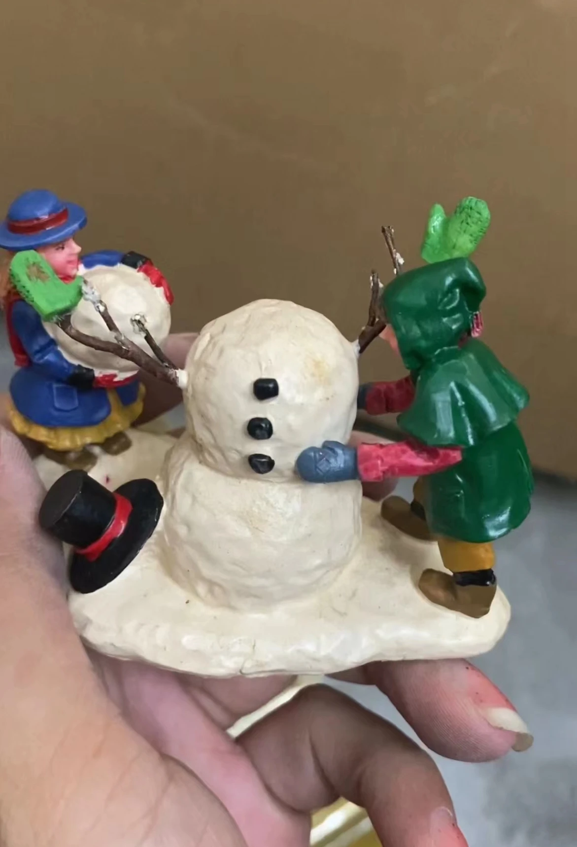 Resin figure mental psychological sand table game box court therapy  making a snowman