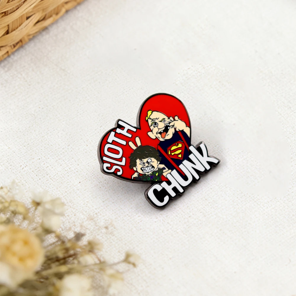The Goonies Hey You Guys Super Sloth und Chunk Herz-Brosche Anstecknadel Lustige Gruselige Emaille-Pin Cooles Klassisches Film-Fan-Geschenk-Abzeichen – Detail 7