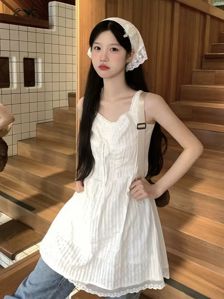 Vestido branco de tiras para verão feminino, renda doce francesa, figura pequena, cintura cinched e emagrecimento, saia curta em camadas