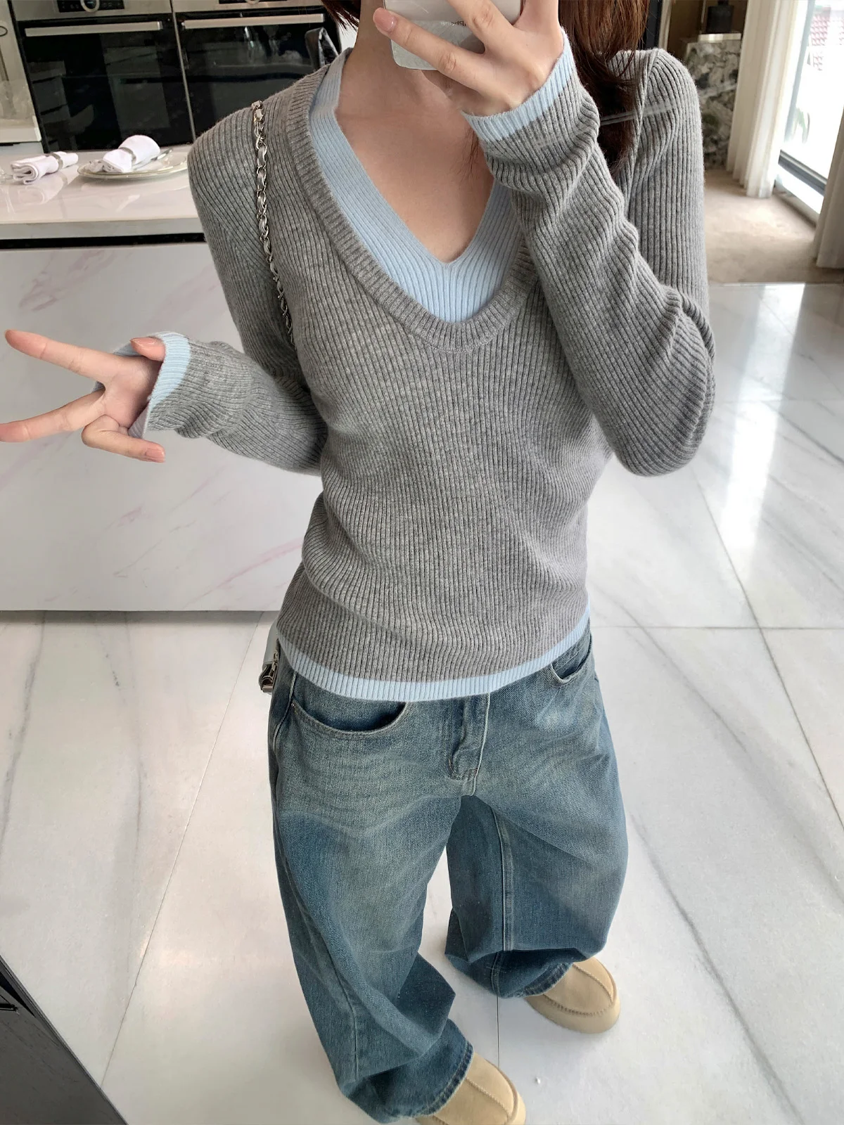 

TWINS Melody Letter Fake Two-Piece V-Ne ey Knitted Sweater Women Design Sensation Color Colion Full Woolen Top