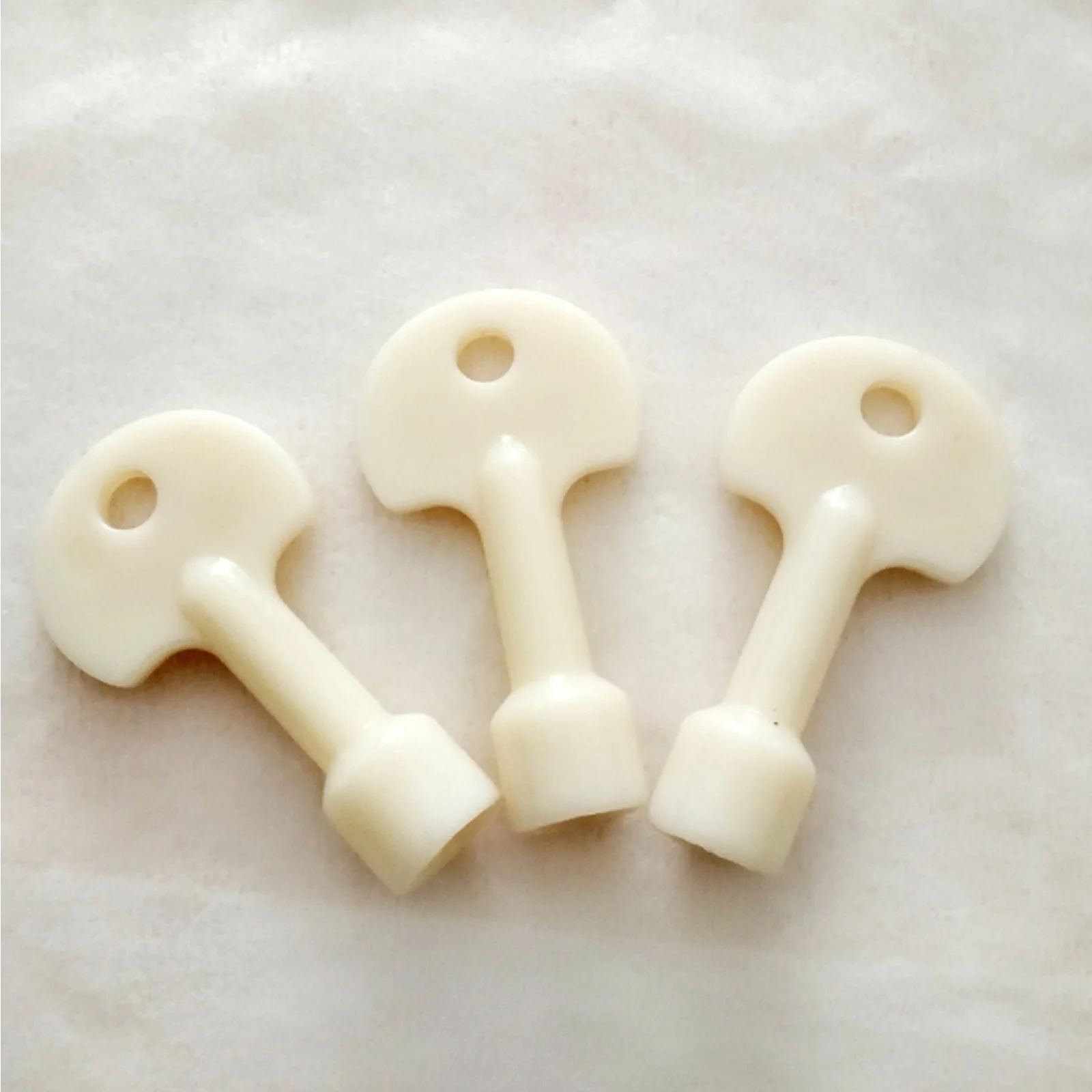 

Triangular Socket Key Plastic Lock for Universal Stainless Steel Trash Can Outdoor Animal Proof Garbage Can Lock