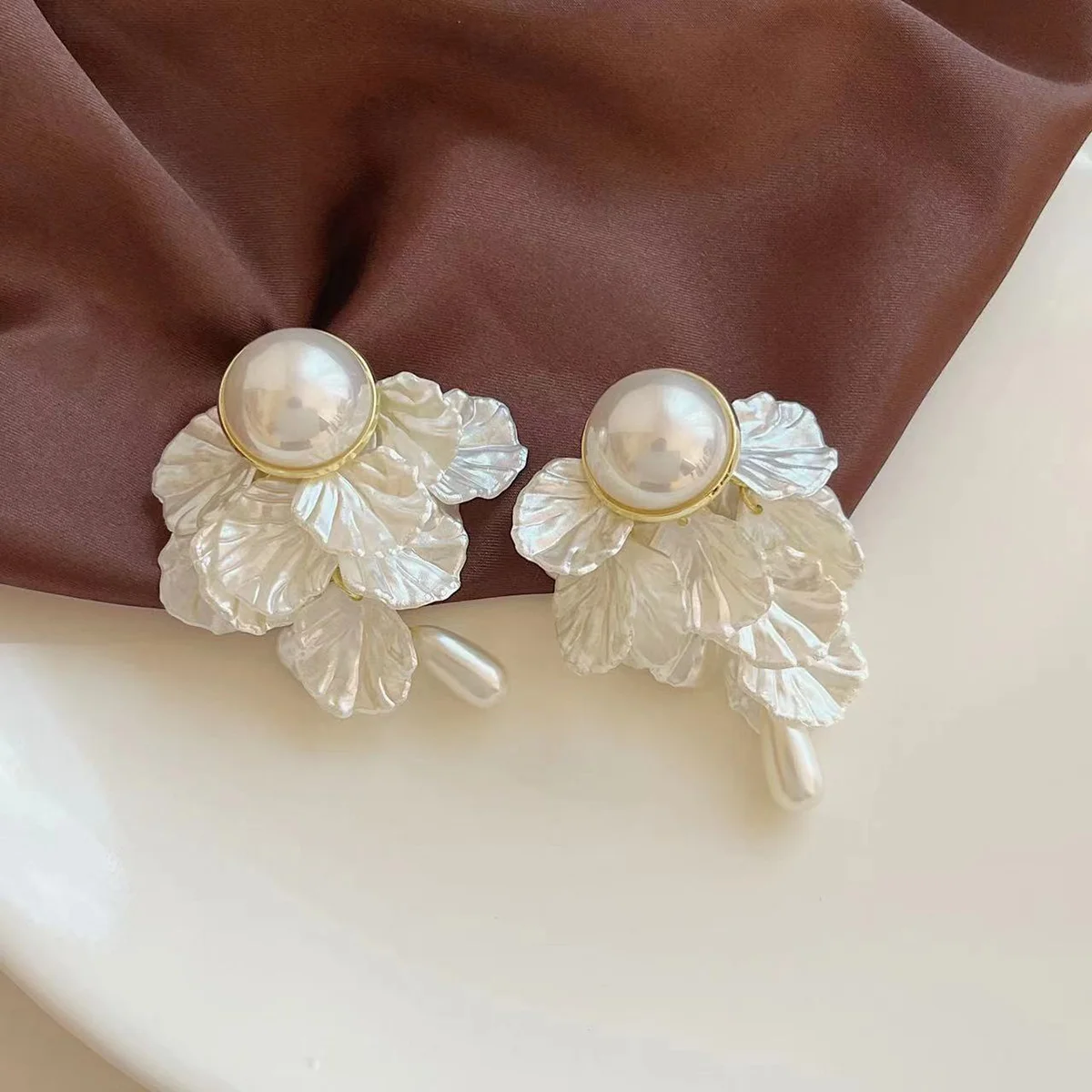 Water Droplet Pearl Petal Tassel Earrings French Elegant Design Earrings Fashionable Earrings For Women