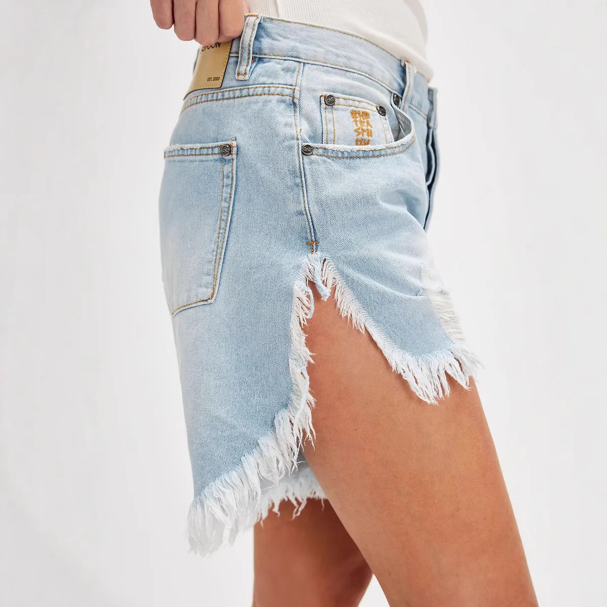 2025 verão novo estilo europeu e americano moda franjas design shorts jeans. Shorts jeans soltos rasgados lavados casuais femininos