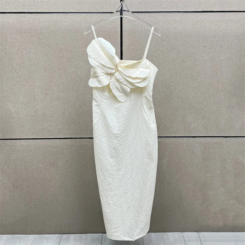 

Женское платье: Новое асимметричное приталенное длинное платье на лето 2026 с 3D-декором в виде лепестков, на бретельках. Элегантное вечернее платье в стиле Y2K.