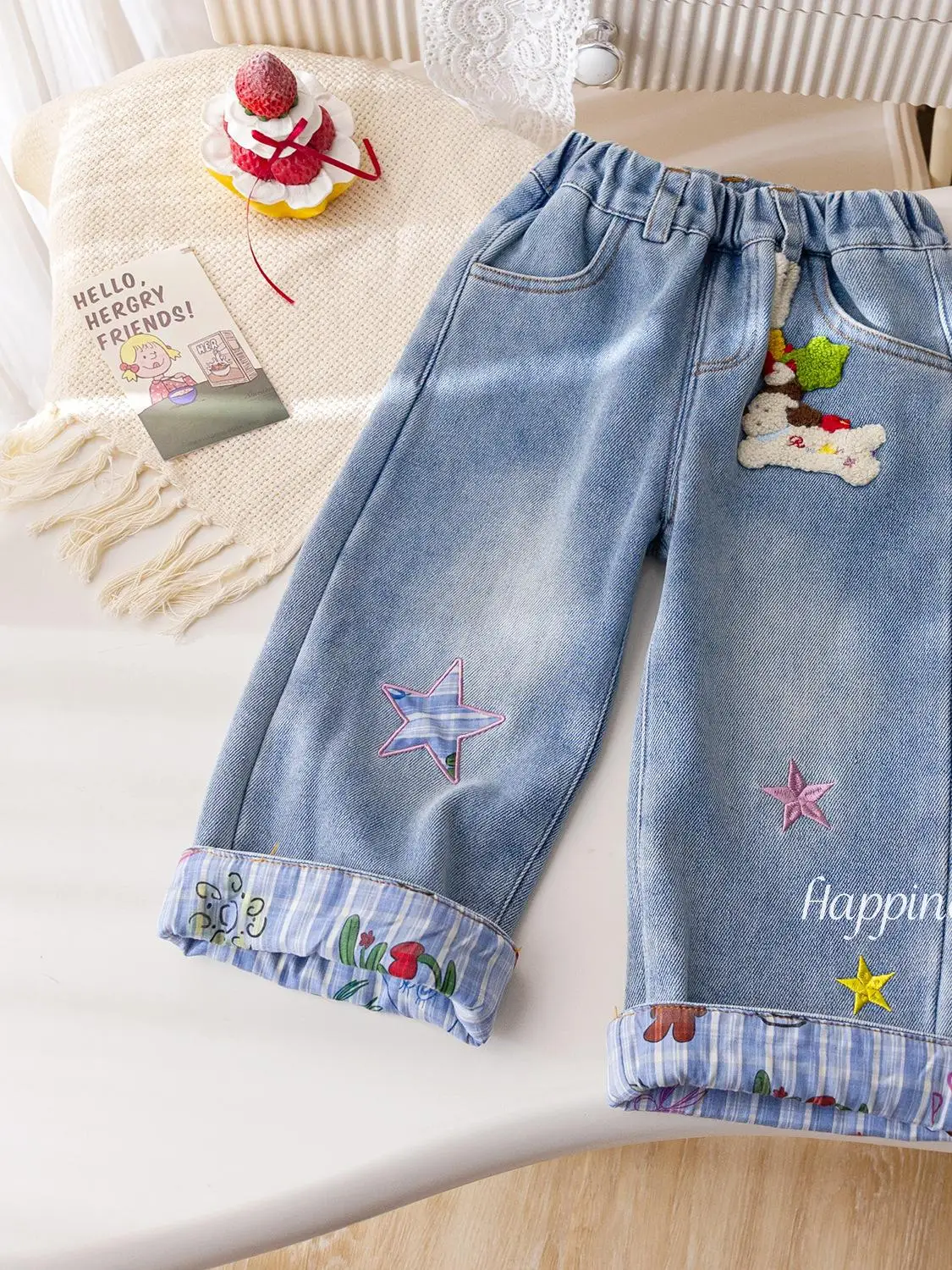 

Модные трендовые джинсы для девочек на флисовой подкладке с вышивкой и мультяшным принтом, зима 2025, свободный прямой крой, с интегрированным бархатом