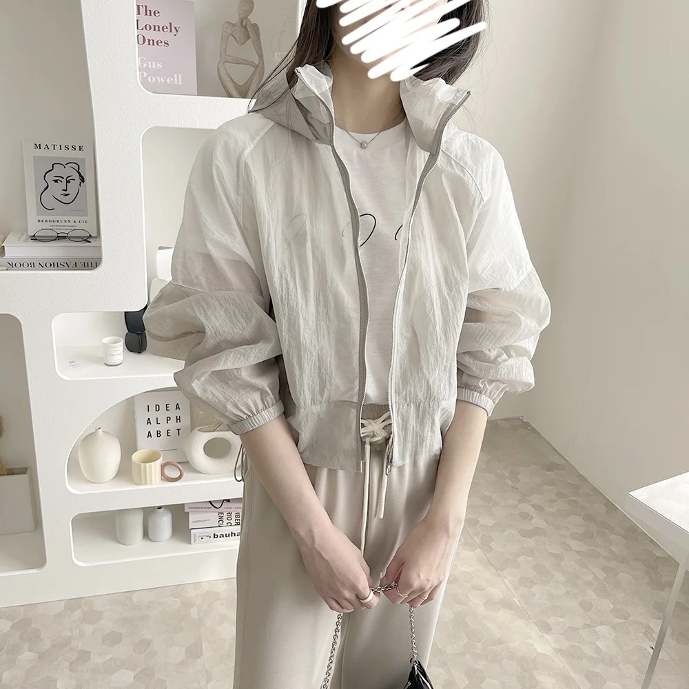 Jaqueta Fena QPP Estilo Commuter com Proteção Solar, Capuz, Bloco de Cores, Versátil, Efeito Emaecedor, Manga Longa e Z...