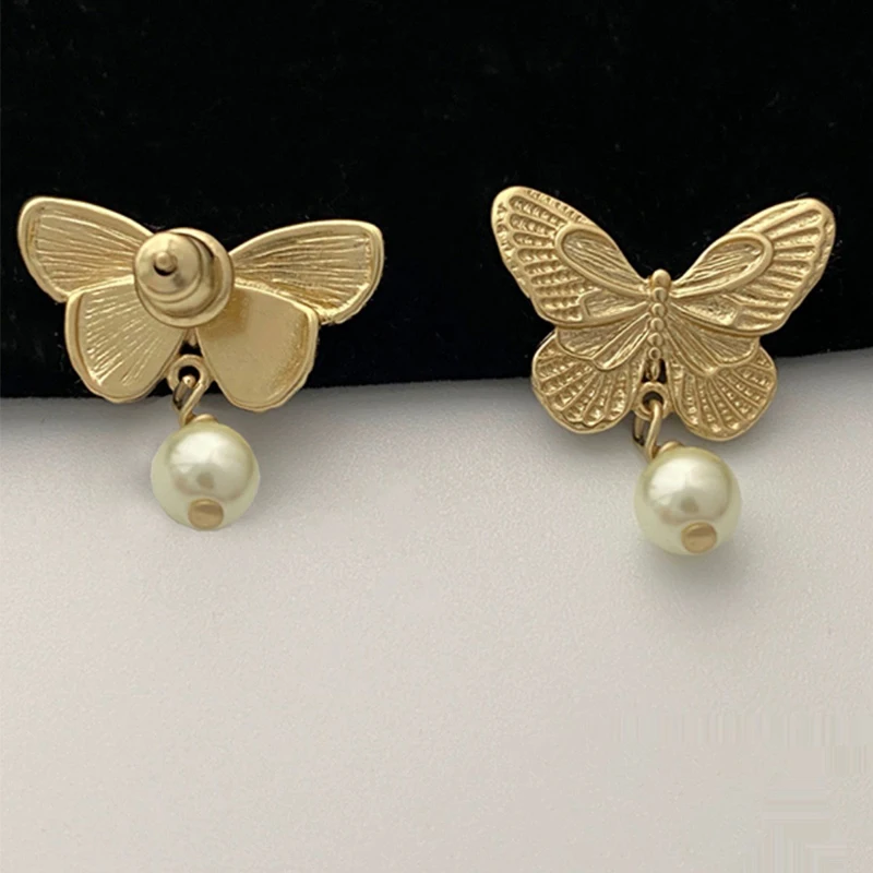 

2024 European Designer Brand Asymmetric Butterfly Metal Pendant Pearl Earrings 24 Year New Retro French Charm