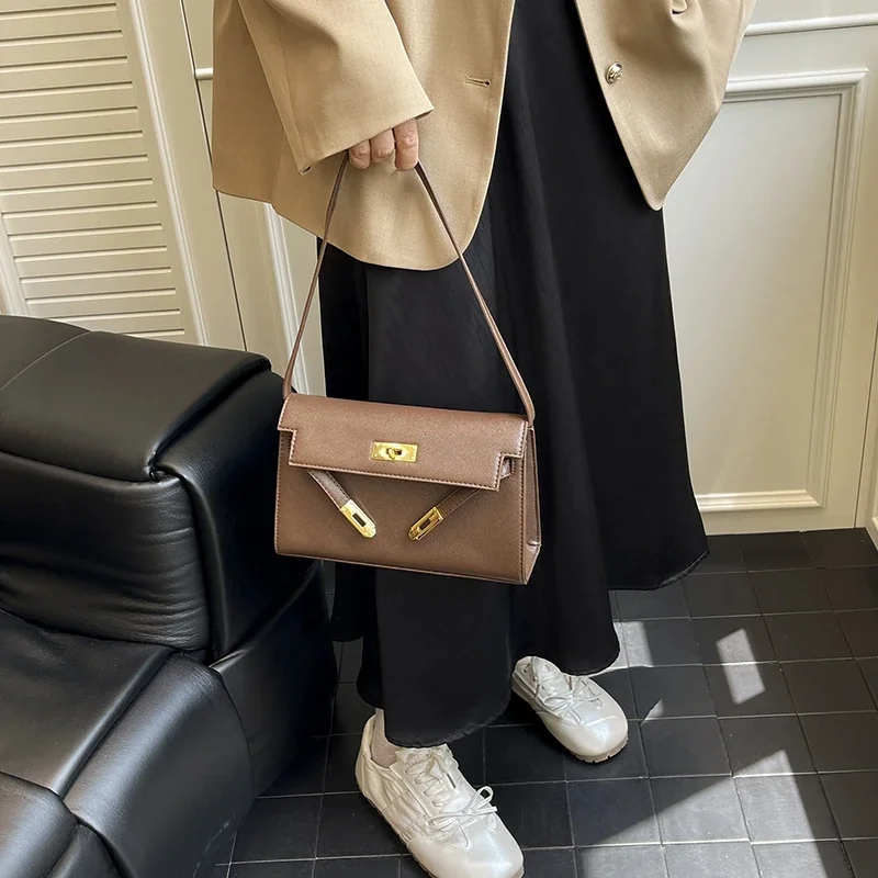 Borsa a tracolla a tracolla elegante alla moda classica in pelle di lusso da donna. Elegante borsa tote di design per il pendolarismo quotidiano