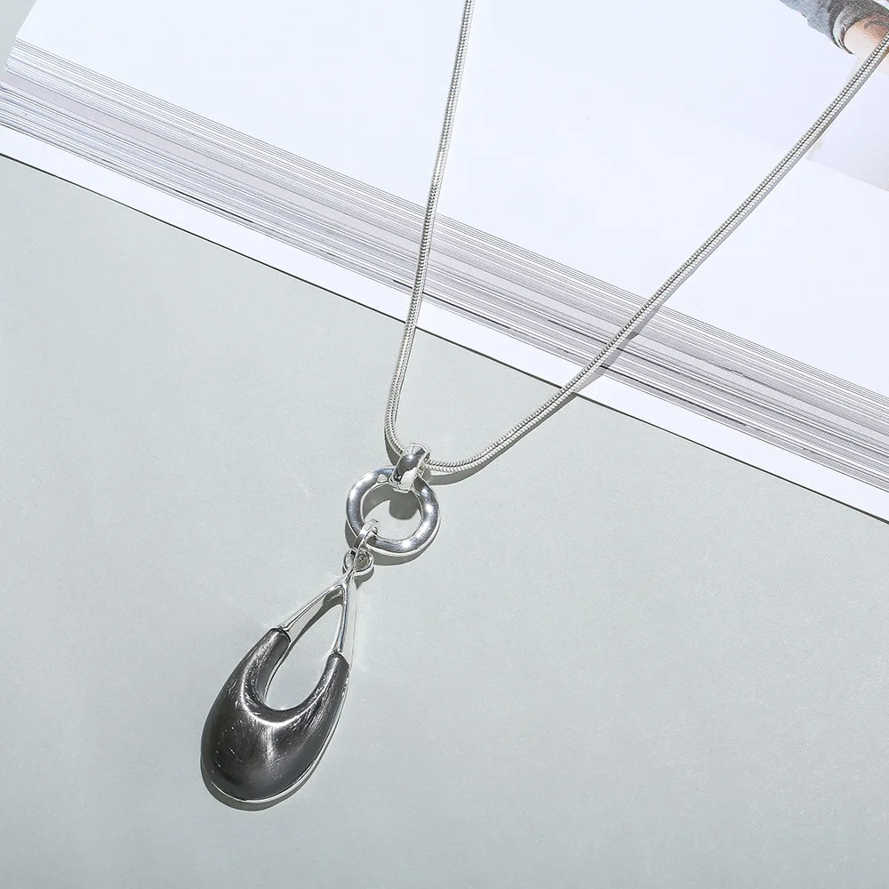 colar-feminino-de-liga-metalica-com-pingente-longo-em-formato-de-gota-d'agua-bicolor-estilo-europeu-e-americano-moderno-e-com-personalidade