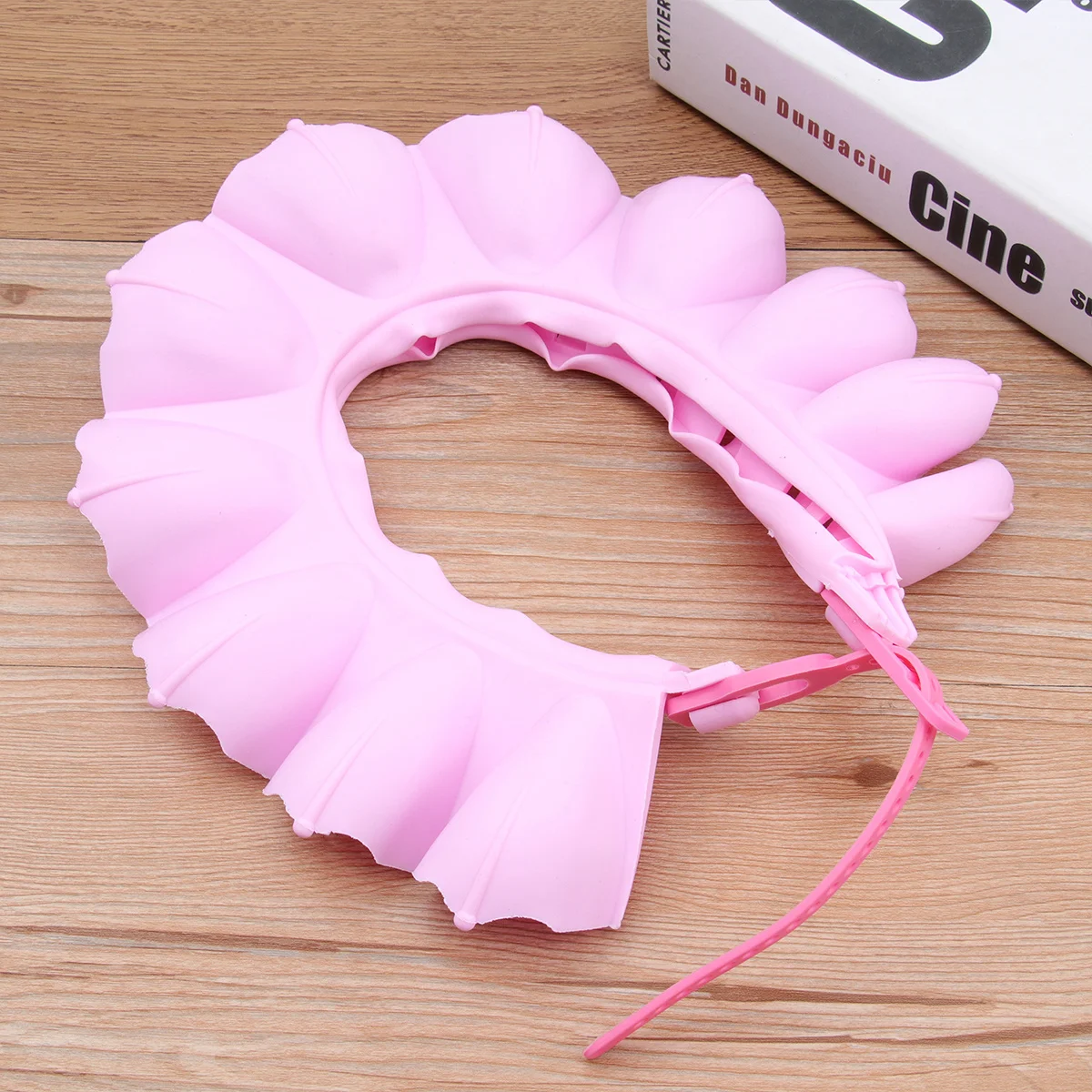 Wodoodporny kapelusz do mycia włosów dla niemowląt, regulowany, TPE, różowy, miękki, wytrzymały, bezpieczny, zapobiega wpuszczaniu się wody, szamponu do oczu i uszu podczas kąpieli.