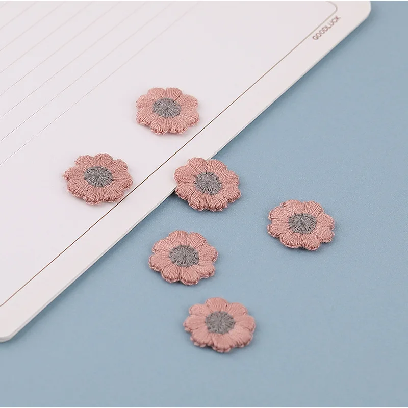 30PCS 2CM Geborduurde Doek Tas Schoenen Kleine Bloem Applique Patch Oortelefoon Bloem Sticker DIY Haar Sokken Schoenen Hoed bloem Patch