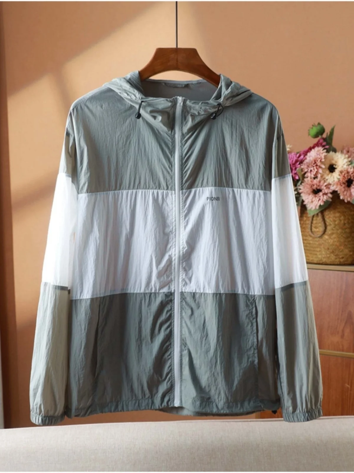 

Мужская летняя куртка с защитой от УФ-излучения, свободного кроя, для активного отдыха, дышащая, спортивная, с капюшоном, на молнии, с цветными вставками, из полиэстера, с длинными рукавами, молодежная, модная