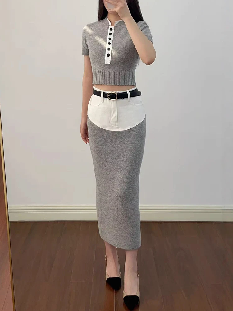 

Новый осенний вязаный комплект из двух предметов: укороченный топ с короткими рукавами и воротником-стойкой и джинсовой лоскутной юбкой.