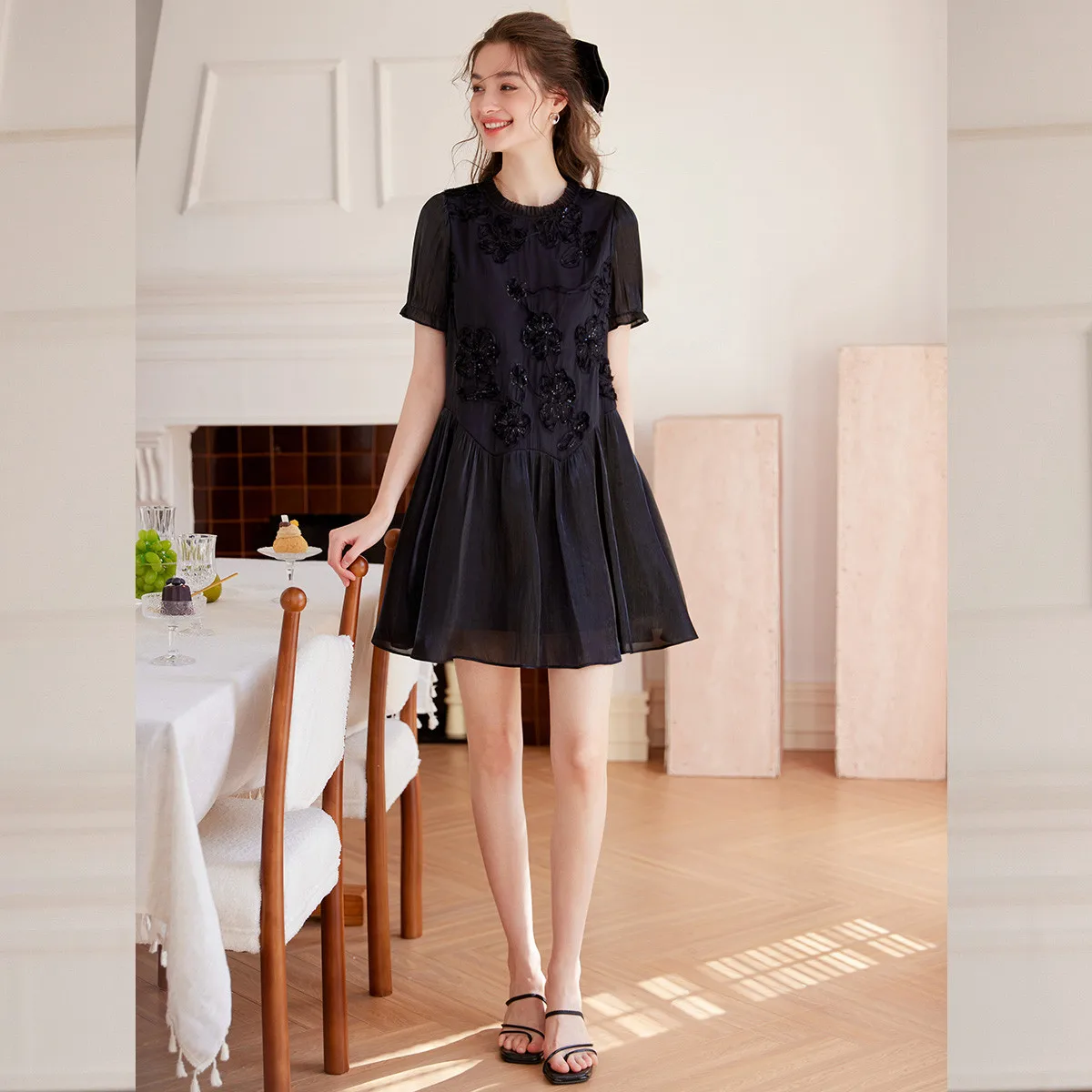 LOUIS YAO 2025 ฤดูร้อนแฟชั่นหัตถกรรมผ้ากระโปรงผู้หญิงสีดําขอบหูรอบคอ Splicing กระโปรงแขนสั้นชุด