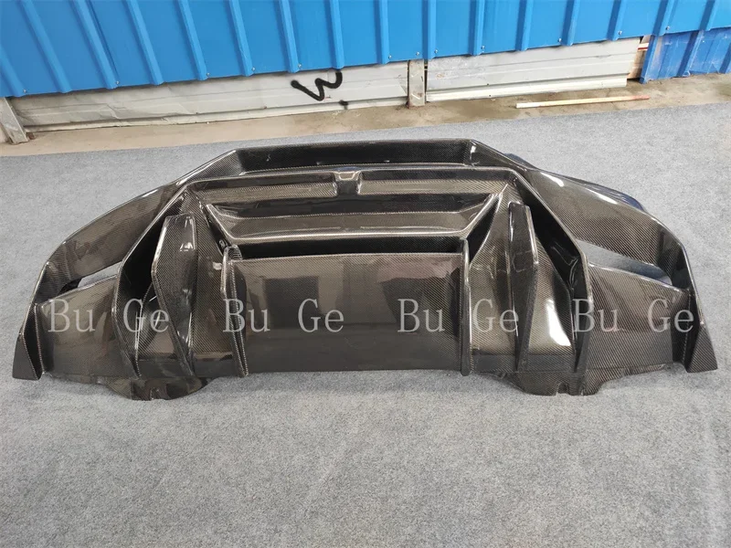 

LANOUT используется для Lamborghini Huracan LP580 LP610, обновленный комплект заднего бампера V-образного типа из углеродного волокна