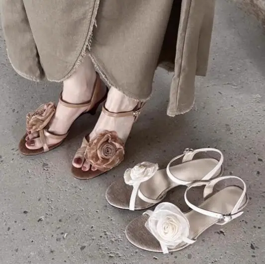 

White Brown Big Flower Decor Ankle Buckle Strap 7 CM Wedges Summer Sandals Women Fashion Open Toe Bride Wedding Shoes Size 34