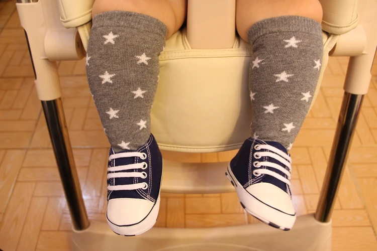 

Детские носки, хлопковые гольфы для девочек, длинные носки-трубочки со звездами для маленьких девочек и мальчиков, белая детская обувь до колена, чулочно-носочные изделия серого цвета