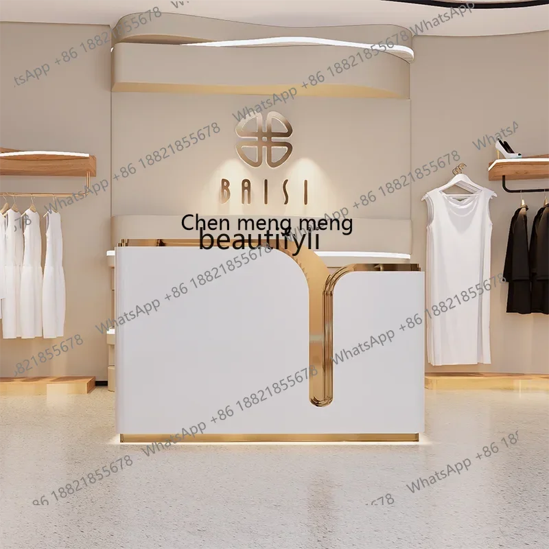 

Касса для магазина одежды из нержавеющей стали. Простой современный салон красоты. Маникюрный салон. Парикмахерская. Стойка регистрации.