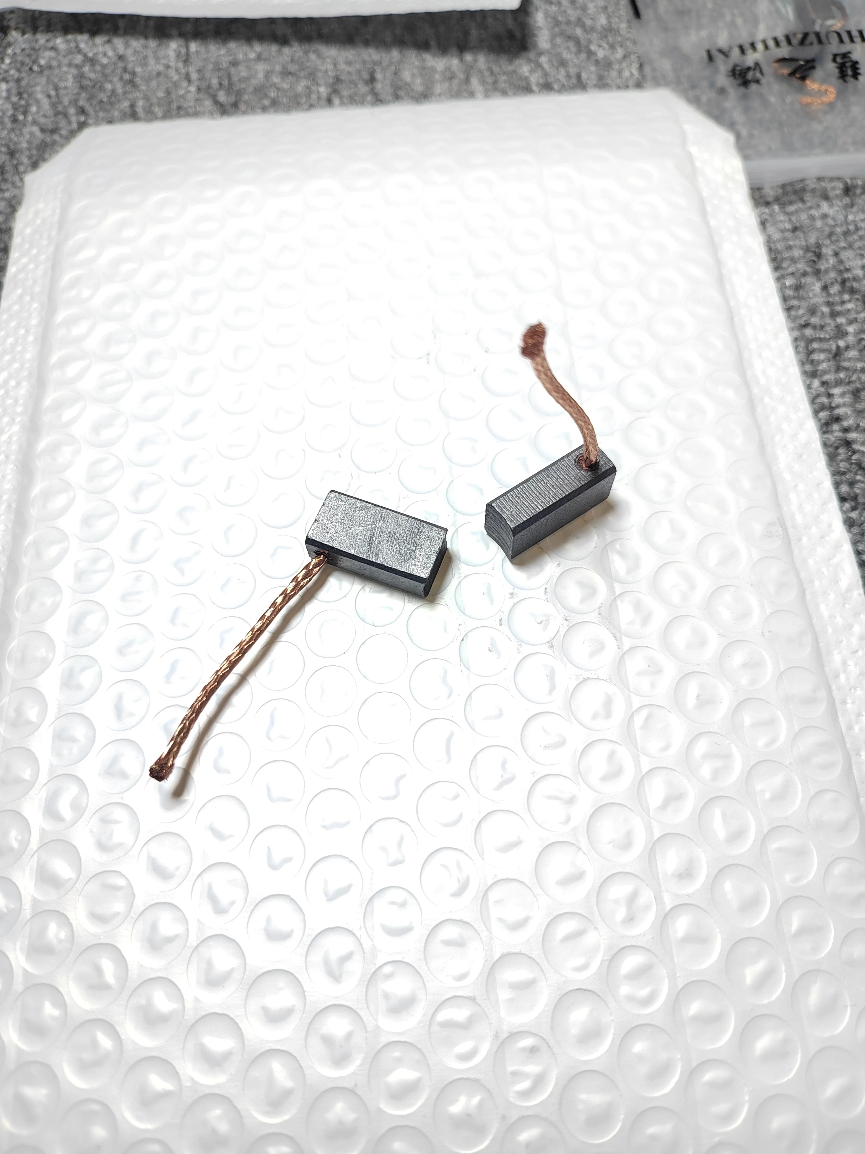 

Угольные щетки (10 шт.) для автомобильных дворников общего назначения, вентиляторов обогревателей и двигателей постоянного тока электромобилей, 7*10*20 мм.