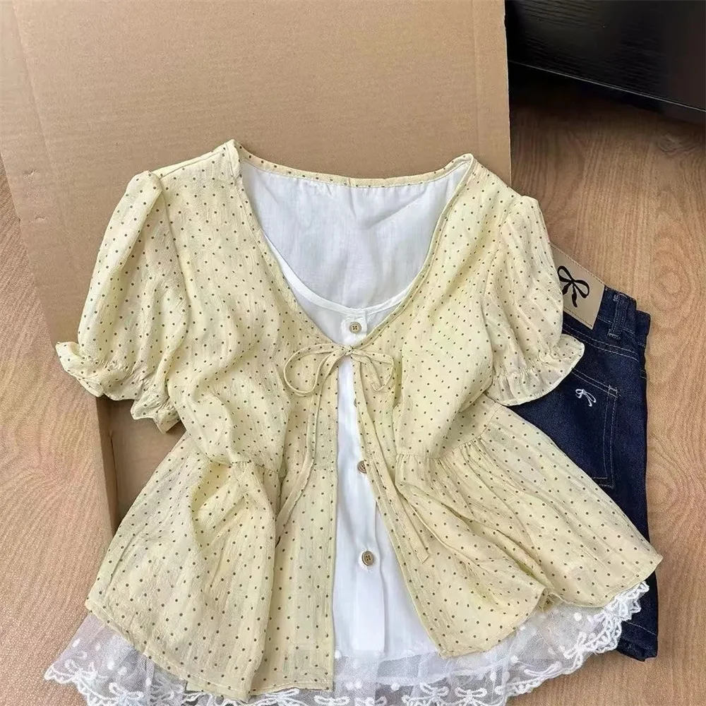 Image of Sommerliches Polka-Dot-Shirt mit Schnürung für Damen, koreanische Mode, V-Ausschnitt, lockere T-Shirts 2026, Puffärmel, Y2K, Spitzen-Patchwork, Crop-Tops, Tees