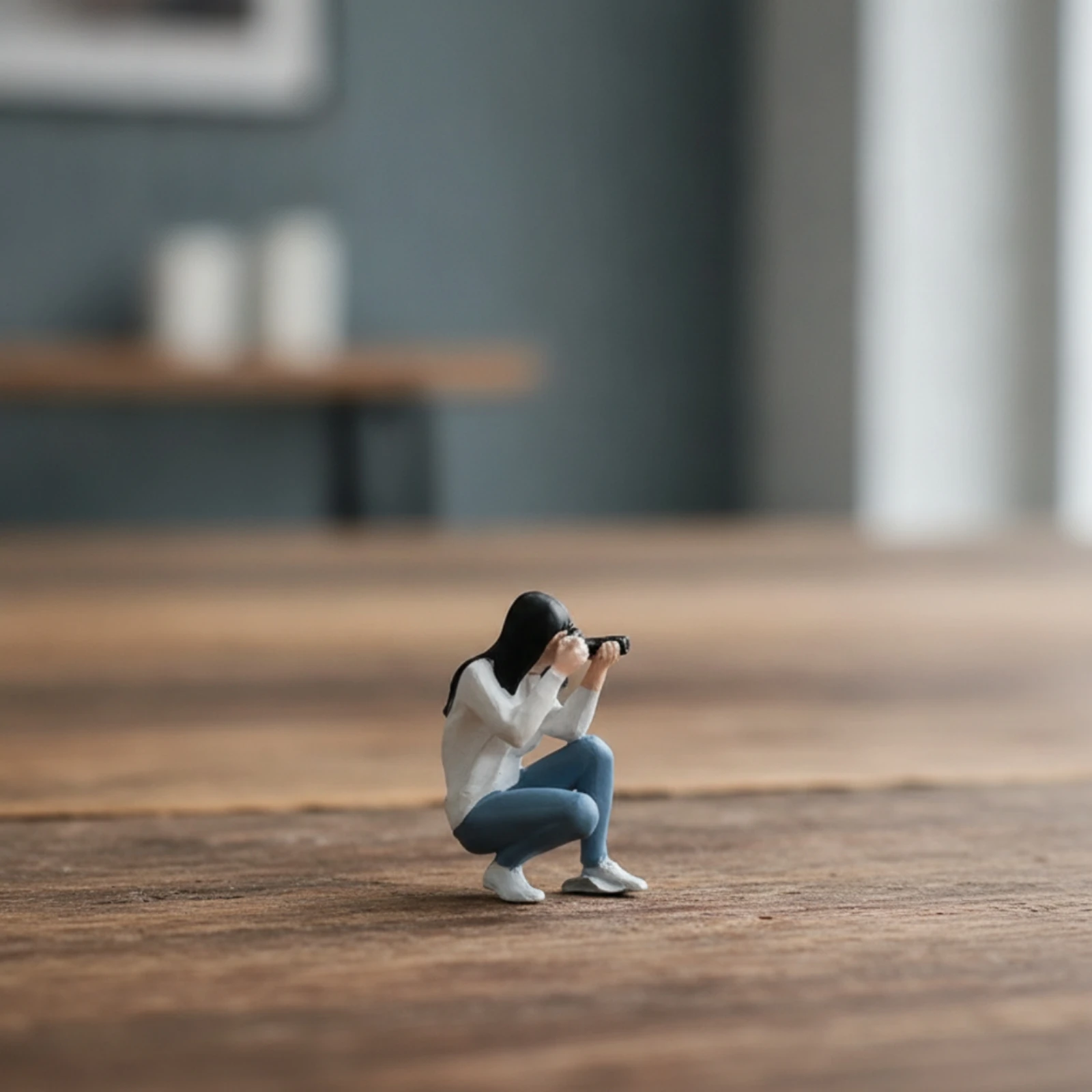 Miniature Girl with Camera Collectible Crouching Girl Figurine Figurines Painted Miniatures Assembled for Diorama Builders