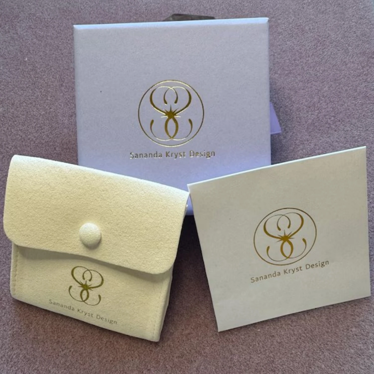 

Персонализированная фиолетовая шкатулка для драгоценностей из 20 шт. с мешочком из микрофибры: набор упаковки с логотипом